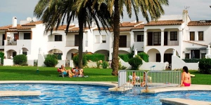  Дом для отпуска Ermita находится в 5 минутах езды от пляжа и города Л'Эстартит. К услугам гостей общий сад с принадлежностями для барбекю и 3 общих плавательных бассейна.