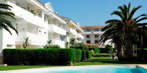  Located a 5-minute walk from sandy Platja de Pals Beach and from Golf Platja de Pals, the apartment complex Green Club offers an outdoor pool and air-conditioned apartments with garden views. Each apartment at Green Club features a living-dining room with a sofa and a TV.