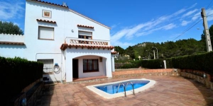  Guitarra offers a 4-bedroom house located within 10 minutes’ drive from L’Estarit Beach, and only 1 km from the city centre. There is a small private pool.