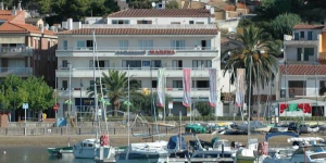  El establecimiento Marina se encuentra en el puerto deportivo de L'Estartit, a solo 200 metros de la playa. Este apartamento de 3 dormitorios tiene un balcón privado con vistas al mar.