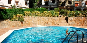  La Torre Bonica, situada en una zona residencial tranquila de L'Estartit, cuenta con piscina al aire libre, jardín y terraza. La playa está a 4 km de la casa.