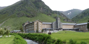  Aquest hotel està situat a una alçada de 2.000 metres, al costat d'un llac magnífic i de 5 remuntadors.