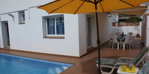  Située à 2 km du centre-ville de L'Escala, la maison de vacances La Mimosa propose une piscine extérieure, une terrasse meublée et un service de location de vélos. La plage est à 15 minutes à pied.