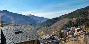  L'Apartamento Queralbs està situat als Pirineus, a la localitat tranquil·la de Queralbs. L'establiment ofereix un allotjament equipat amb calefacció, aparcament privat i un balcó petit amb vista sobre les muntanyes.