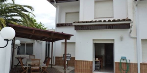 Casa Peni Romero is located in Empuriabrava. The accommodation will provide you with a seating area.