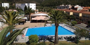   Stay in the Heart of Roses  Located 2 km from the sandy beach of Roses, Agi Rescator Resort offers an outdoor swimming pool and a garden. This self-catering accommodation features mountain and garden views.