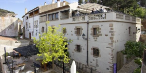  Boutique Hotel Casa Granados is located in central Tossa de Mar, 150 metres from the beach. Set in a restored 19th-century mansion, a range of luxury personalized services are offered.