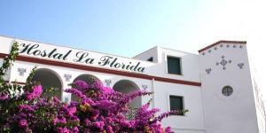  Das Hostal La Florida erwartet Sie in Llançà an der Costa Brava. Die Unterkunft bietet elegante, klimatisierte Zimmer mit kostenfreiem WLAN, einem TV und einem eigenen Bad.