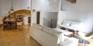  Located in Ventalló, Casa Lolón holiday home offers self-catering accommodation with a balcony and free WiFi just a 10-minute drive from the seaside town of L’Escala. This rustic-style property built of stone features sloping ceiling with exposed wooden beams in the kitchen and living area.