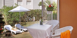  Featuring a garden with sun loungers, Casa adosada en Golf Platja de Pals is located in Pals. This holiday home for up to 6 people is set 500 metres from the beach.