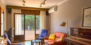 Located in Begur, Apartamentos Eetu offers a restaurant and a tennis court. The apartment will provide you with air conditioning, a terrace and a seating area.