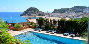  Offering views of Tossa de Mar Castle and the beach, Apartment Bunker Tossa has access to a communal outdoor pool, gardened areas and children's playground. This self-catering apartment has free WiFi.