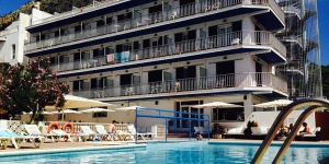  Отель Nereida предлагает открытый бассейн и террасу, номера с балконами и бесплатный Wi-Fi. Отель расположен в 300 метрах от пляжа и в 500 метрах от центра Эстартита.