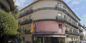  This 3-star hotel is located in the center of town, 275 yards from the beach in the beautiful location of Tossa de Mar in the heart of the Costa Brava. Among the hotel's facilities and services there is a 24-hour reception desk with free Wi-Fi internet access, a currency exchange desk, a cafe, bar, game room and TV room.