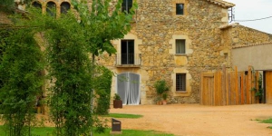  Hotel Mas Carreras 1846 is located in Bordils, in the Catalan countryside just 15 minutes' drive from Girona. This charming stone farmhouse offering stylish rooms and a large garden with a pool.