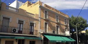 Hostal Ca l’Anton is located in Castelló d’Empúries, under 20 minutes’ drive from the Cap de Creus Nature Reserve. It offers air-conditioned rooms with cable TV and a private balcony.