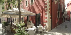  Housed in a restored 18th-century building, Llegendes de Girona Catedral is in Girona's historic quarter, 500 ft from the cathedral and Arab Baths. Rooms feature a flat-screen TV, rain showers and free Wi-Fi.