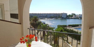  Apartment Sant Maurici 210 Empuriabrava is a 2-room apartment on 1st floor. It is located in the district of Lago San Mauricio, 3 km from the sea, 100 m from the lake.