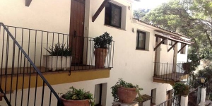  Apartment Sa Tuna 2 is a self-catering accommodation located in Begur. There is a full kitchen with a microwave and a refrigerator.