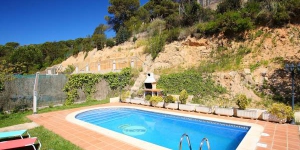 Located in Lloret de Mar, Villa Saturna offers an outdoor pool. The property is 2.