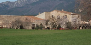  Esta casa rural del siglo XVII se encuentra en el pueblo de montaña de Darnius, la región catalana del Alt Empordà. Rodeada de campos de labranza, ofrece un alojamiento rural, mermeladas caseras y carnes curadas.
