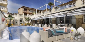  This Mediterranean-style hotel is ideal for a beach break on one of the prettiest bays along the whole Costa Brava. It lies just 30 metres from Sant Pol beach in beautiful S'Agaró.