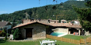  El Mariner La Païssa se encuentra en la pequeña localidad de Sant Pau de Seguries y ocupa una casa rural de estilo rústico con piscina al aire libre y vistas a la campiña catalana. El alojamiento de La Païssa incluye salón comedor amplio con muebles antiguos y vigas de madera en el techo.