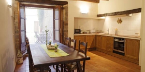  Ca la Tiana is located in Vilanant. Free WiFi access is available in this holiday home.