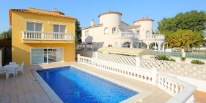  Located in Empuriabrava, Four-Bedroom Villa Empuriabrava Girona 2 offers an outdoor pool. The property is 1.