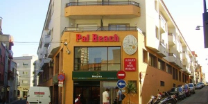 L'Apartaments Pal Beach Palamós se trouve à seulement 400 mètres de la plage Platja Gran, dans le port de pêche de Palamós, sur la Costa Brava. Décorés avec simplicité, tous les appartements comprennent une connexion Wi-Fi gratuite, une télévision par satellite et un balcon.