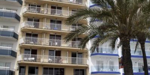  Els Apartaments El Sorrall són a Blanes, a primera línia de mar, i estan disponibles d'abril a octubre. Tots disposen d'un balcó privat amb una vista impressionant sobre el Mediterrani.