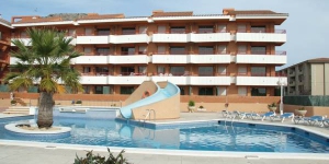  Комплекс семейных апартаментов Sa Gavina Gaudí с открытым бассейном с горкой находится в 400 метрах от пляжа в городке Л'Эстартит. Во всех апартаментах имеется собственный балкон с видом на улицу.
