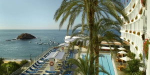  Situé en bord de mer, le Gran Hotel Reymar bénéficie d'un accès direct à la plage de Mar Menuda. Il est doté d'une piscine extérieure, d'un bain à remous, d'un spa, de courts de tennis et d'une école de plongée.