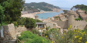  Apartment Lets Holidays Tossa de Mar Bernats offers free WiFi, air conditioning and a furnished terrace. Located in Tossa de Mar the apartment is 1 km from Tossa de Mar Castle.