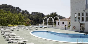  The Hotel Montañamar has a quiet setting, near the lively beach resort of Lloret de Mar. It offers an outdoor swimming pool and free Wi-Fi access.