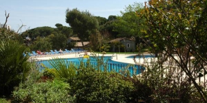  Bungalodge Sant Pol ligt op 5 minuten lopen van het strand van S'Agaró in Sant Feliu dels Guixols. Het beschikt over een buitenzwembad, een minigolfbaan en bungalows met een eigen veranda.