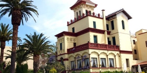  El Hostal del Sol ocupa una mansión modernista del siglo XIX situada en la tranquila localidad de Sant Feliu de Guixols. Ofrece piscinas, bar con terraza y conexión Wi-Fi gratuita.