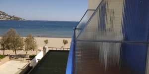  El establecimiento Marian Platja es un hotel de gestión familiar con acceso directo al paseo marítimo y a la playa de Roses. El establecimiento ofrece piscina al aire libre y bar con terraza junto a la playa.
