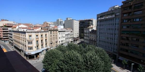  El Girona Central Suites ofrece apartamentos totalmente equipados en un edificio neoclásico renovado, a sólo 350 metros de la estación de tren. La plaza Catalunya y el Parc de la Devesa se encuentran a 500 metros.