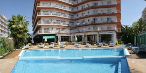   Stay in the Heart of Lloret de Mar  Hotel Acapulco offers an outdoor swimming pool and hot tub. Set just over a quarter mile from Lloret de March’s beach and lively center, it's a 5-minute walk from the bus station.