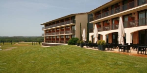  El hotel Mas Solà está situado en Santa Coloma de Farners, en la provincia de Girona, y cuenta con un lujoso spa y piscinas al aire libre. Todas las habitaciones tienen conexión a internet gratuita y una terraza privada.