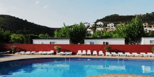  Le Camping Sant Miguel dispose d'une école de plongée, d'une piscine extérieure ouverte en saison et d'une aire de jeux pour enfants. Situés à 10 minutes à pied de la plage de Colera, ses bungalows modernes comprennent une salle de bains privative et une kitchenette bien équipée.