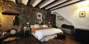  Dieses restaurierte Haus aus dem 15. Jahrhundert bietet Ihnen charmante Zimmer im Landhausstil mit kostenfreiem WLAN und einer Terrasse mit Blick auf das mittelalterliche Dorf Corçà.