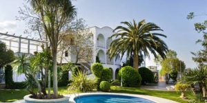  This family-run hotel is just one mile from the beach in Sant Pere Pescador. Surrounded by a pine forest, it features an outdoor pool, hot tub and tennis court, and is 12 miles from Figueres.