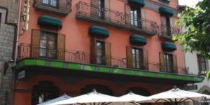  Этот неоклассический отель, расположенный в живописной деревне Кампродон в каталонских Пиренеях, был построен в 1914 году. Отель был полностью отремонтирован, и гости смогут насладиться комфортом и теплой дружелюбной атмосферой.