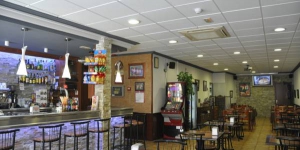   Aufenthalt im Herzen von Lloret de Mar  In nur 200 m Entfernung vom Strand Lloret de Mar bietet Ihnen die Pension El Amigo Zimmer mit einem Flachbild-Sat-TV. Freuen Sie sich in der familiengeführten Pension auf ein klimatisiertes Café-Bar.