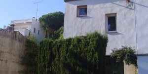  This simple and traditional villa is located 100 metres from the seafront at Rec-Empuries Beach. It offers quiet and comfortable accommodation with 2 terraces, 2 km from the centre of L'Escala.