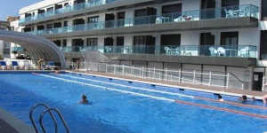  Aquest complex modern està situat a tan sols 75 metres de la platja de Palamós. L'establiment ofereix una piscina exterior de temporada, un restaurant, un gimnàs i una banyera d'hidromassatge.