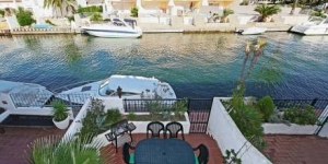  This stylish and spacious, 3-storey house is set overlooking the water in the Port Currica area of the Empuriabrava Canals. It offers a furnished terrace with scenic views and space to moor a small boat.