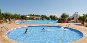  Aquest càmping, d'ambient tranquil, ofereix una piscina exterior de temporada i bungalous moderns totalment equipats. Està envoltat de camps i es troba a només 15 minuts amb cotxe de les platges de la Costa Brava.